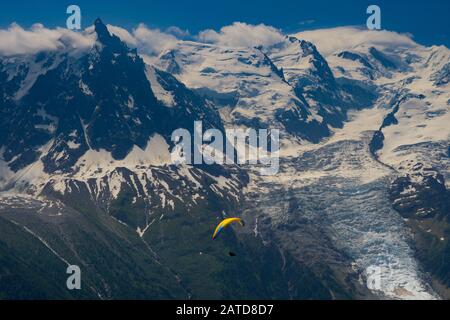 Gleitschirmflieger suchen Thermik unter den Schneekappen des Monte-Blanc-Massivs, Chamonix, Frankreich Stockfoto