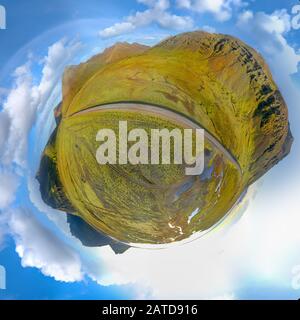 Epischer Luftdronblick, der an einem sonnigen Tag über die Landschaft des Fjallsarlon-Gletschers und der Lagune fliegt. Kleines Planetenpanorama Stockfoto