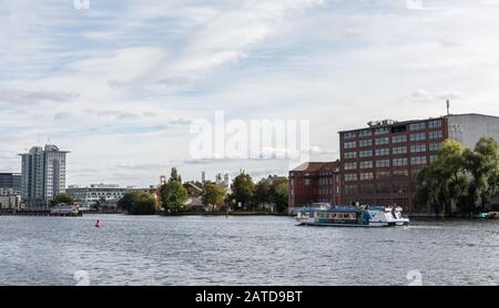 Berlin, Deutschland- 6. Oktober 2019: Blick auf das andere Ufer vom Spreeufer nahe der Oberbaunum-Brücke Stockfoto