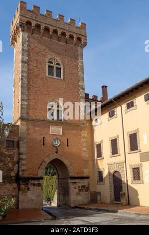 Ein- oder Ausgang zum mittelalterlichen Dorf Bolgheri, Toskana, Italien. Blick vom Dorf aus. Stockfoto