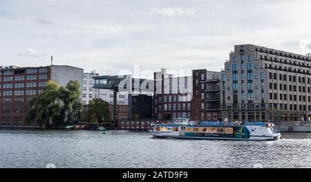 Berlin, Deutschland- 6. Oktober 2019: Blick auf das andere Ufer vom Spreeufer nahe der Oberbaunum-Brücke Stockfoto