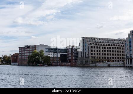 Berlin, Deutschland- 6. Oktober 2019: Blick auf das andere Ufer vom Spreeufer nahe der Oberbaunum-Brücke Stockfoto