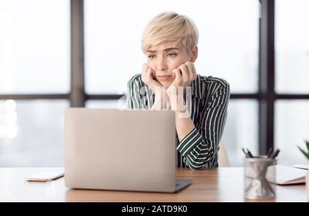 Langweilige Geschäftsfrau, Die Im Modernen Büro Im Laptop Sitzt, Selective Focus Stockfoto