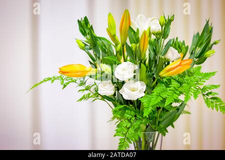 Hochzeitsdekoration, Blumenstrauß aus weißen und orangefarbenen Blumen Taglilienblume (hemerocallis), Eustom, Lisianthus Stockfoto