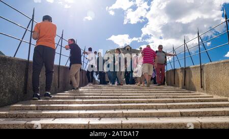 Mostar, BOSNIEN UND HERZEGOWINA, April 2019: Touristen an der Stari Most Bridge in Mostar, Bosnien und Herzegowina. Stockfoto