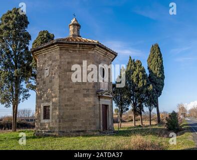 San Guido Oratorio, eine kleine Kirche mit Zypressenbäumen. Berühmter Ort des Giosue Carducci Gedichts. Toskana, Italien. Stockfoto