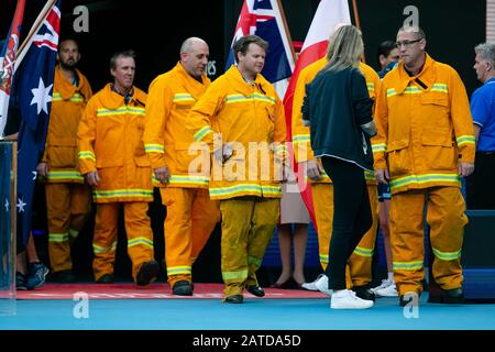 Melbourne, Australien. Februar 2020. Feuerwehrleute betreten das Stadion vor dem Finale im Herreneinzel beim Tennisturnier des Australian Open Grand Slam 2020 in Melbourne, Australien. Frank Molter/Alamy Live News Stockfoto