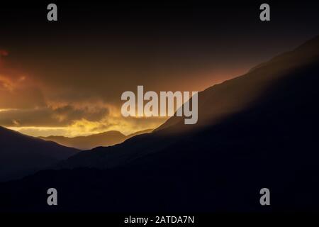 Drohnenaufnahmen eines stürmischen Sonnenuntergangs über Loch Linnhe, aus North Ballachulish, Fort William, Schottland. Stockfoto