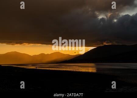 Drohnenaufnahmen eines stürmischen Sonnenuntergangs über Loch Linnhe, aus North Ballachulish, Fort William, Schottland. Stockfoto