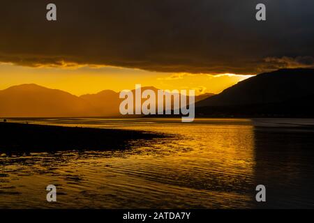 Drohnenaufnahmen eines stürmischen Sonnenuntergangs über Loch Linnhe, aus North Ballachulish, Fort William, Schottland. Stockfoto