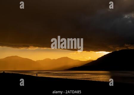 Drohnenaufnahmen eines stürmischen Sonnenuntergangs über Loch Linnhe, aus North Ballachulish, Fort William, Schottland. Stockfoto