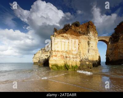 Blick auf den Strand von Estudantes und die römische Brücke in Lagos, Algarve, Portugal Stockfoto