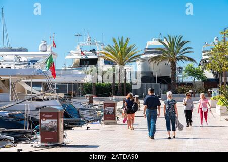 Cannes, FRANKREICH - 01. JUNI 2019: Menschen, Die In der Nähe Luxuriöser Yachten Und Boote Im Hafen von Cannes Am Mittelmeer Laufen Stockfoto