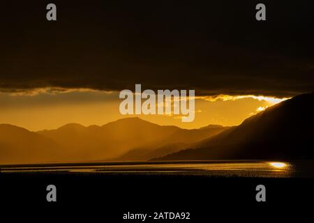 Drohnenaufnahmen eines stürmischen Sonnenuntergangs über Loch Linnhe, aus North Ballachulish, Fort William, Schottland. Stockfoto