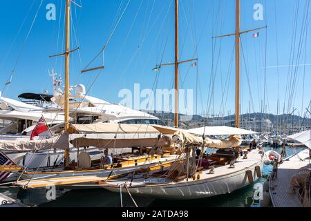 CANNES, Frankreich - Juni 01, 2019: Luxuriöse Yachten und Boote im Hafen von Cannes Hafen am Mittelmeer Stockfoto