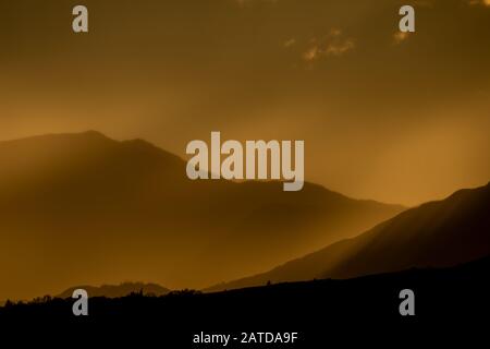 Drohnenaufnahmen eines stürmischen Sonnenuntergangs über Loch Linnhe, aus North Ballachulish, Fort William, Schottland. Stockfoto