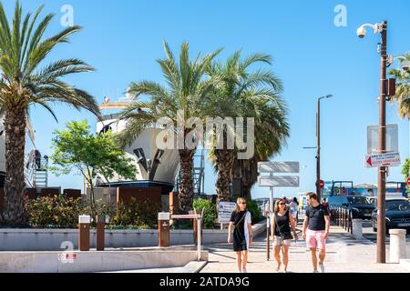 Cannes, FRANKREICH - 01. JUNI 2019: Menschen, Die In der Nähe Luxuriöser Yachten Und Boote Im Hafen von Cannes Am Mittelmeer Laufen Stockfoto