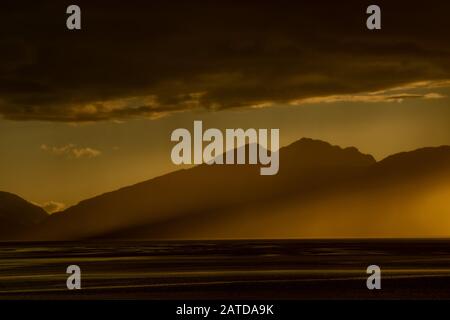 Drohnenaufnahmen eines stürmischen Sonnenuntergangs über Loch Linnhe, aus North Ballachulish, Fort William, Schottland. Stockfoto