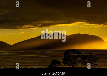 Drohnenaufnahmen eines stürmischen Sonnenuntergangs über Loch Linnhe, aus North Ballachulish, Fort William, Schottland. Stockfoto