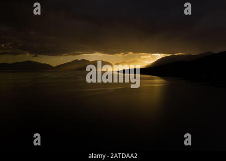 Drohnenaufnahmen eines stürmischen Sonnenuntergangs über Loch Linnhe, aus North Ballachulish, Fort William, Schottland. Stockfoto