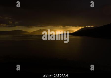 Drohnenaufnahmen eines stürmischen Sonnenuntergangs über Loch Linnhe, aus North Ballachulish, Fort William, Schottland. Stockfoto