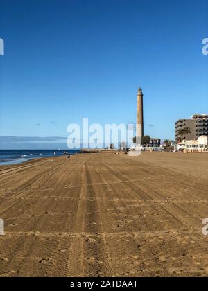 Faro Maspalomas mit leerem Strand am frühen Morgen Stockfoto