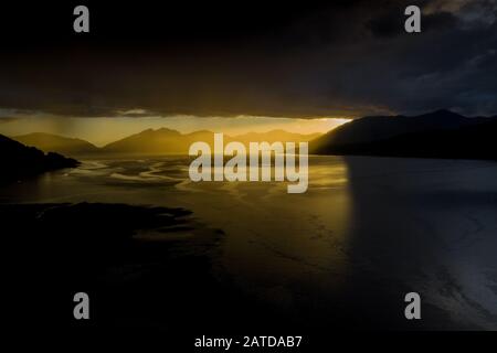 Drohnenaufnahmen eines stürmischen Sonnenuntergangs über Loch Linnhe, aus North Ballachulish, Fort William, Schottland. Stockfoto