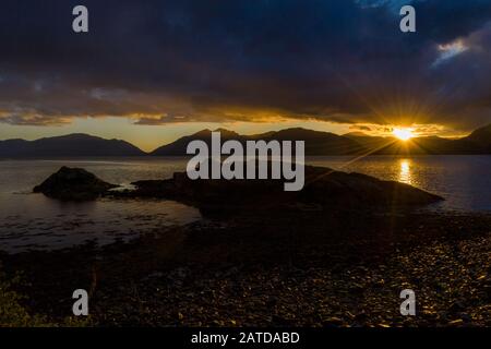 Drohnenaufnahmen eines stürmischen Sonnenuntergangs über Loch Linnhe, aus North Ballachulish, Fort William, Schottland. Stockfoto