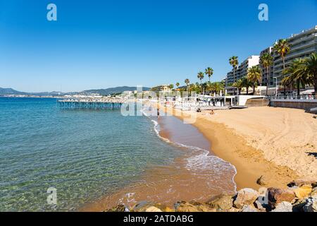 Cannes, FRANKREICH - 01. JUNI 2019: Menschen, Die Spaß Am Stadtstrand von Cannes Am Mittelmeer haben Stockfoto