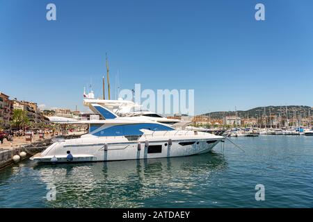 CANNES, Frankreich - Juni 01, 2019: Luxuriöse Yachten und Boote im Hafen von Cannes Hafen am Mittelmeer Stockfoto