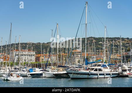 CANNES, Frankreich - Juni 01, 2019: Luxuriöse Yachten und Boote im Hafen von Cannes Hafen am Mittelmeer Stockfoto