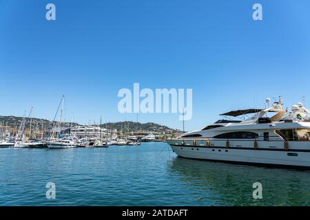 CANNES, Frankreich - Juni 01, 2019: Luxuriöse Yachten und Boote im Hafen von Cannes Hafen am Mittelmeer Stockfoto