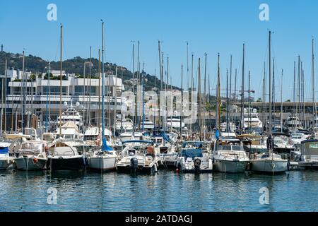 CANNES, Frankreich - Juni 01, 2019: Luxuriöse Yachten und Boote im Hafen von Cannes Hafen am Mittelmeer Stockfoto