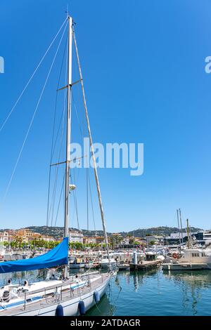 CANNES, Frankreich - Juni 01, 2019: Luxuriöse Yachten und Boote im Hafen von Cannes Hafen am Mittelmeer Stockfoto