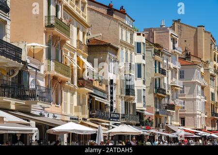 Cannes, FRANKREICH - 01. JUNI 2019: Schöne und Exotische Architektur Historischer Häuser in der Innenstadt von Cannes Stockfoto