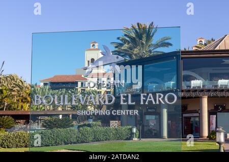 Boulevard Name El Faro auf transparentem Glas Stockfoto