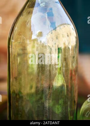 Schöne Reflexionen von Bolgheri in einer Weinflasche. Dorf in der Toskana, Italien. Stockfoto