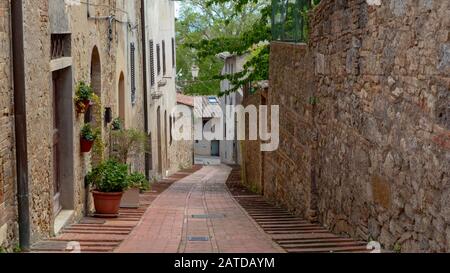 Straße durch die Bergstadt San Gimignano, Toskana, Italien Stockfoto