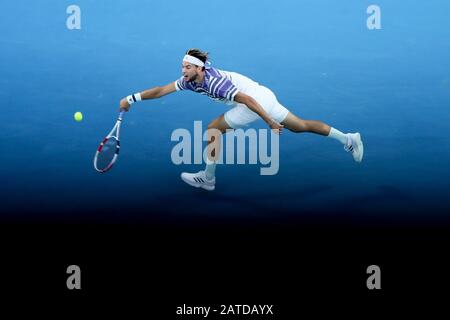 Melbourne, Australien. Februar 2020. Dominic Thiem aus Österreich gibt den Ball beim Herreneinzel Finale gegen Novak Djokovic aus Serbien bei den Australian Open 2020 in Melbourne, Australien am 2. Februar 2020 zurück. Kredit: Bai Xuefei/Xinhua/Alamy Live News Stockfoto