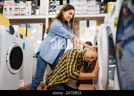 Ein paar Witze mit Waschmaschine im Laden Stockfoto