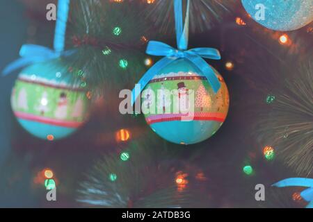 Nahaufnahme eines Weihnachtsbaumes, der an einem Weihnachtsbaum hängt Stockfoto