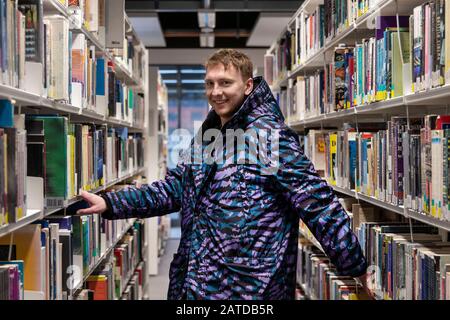 Cardiff, Wales. Januar 2020. Der britische Komiker Joe Lycett dreht eine neue Folge für seine Show "Joe Lycett's Got Your Back" im Atrium-Campus. Stockfoto