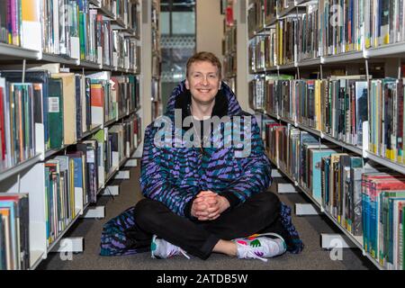 Cardiff, Wales. Januar 2020. Der britische Komiker Joe Lycett dreht eine neue Folge für seine Show "Joe Lycett's Got Your Back" im Atrium Campus U Stockfoto