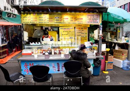 Koreanisches Straßenmarktrestaurant in Seoul, Südkorea Stockfoto