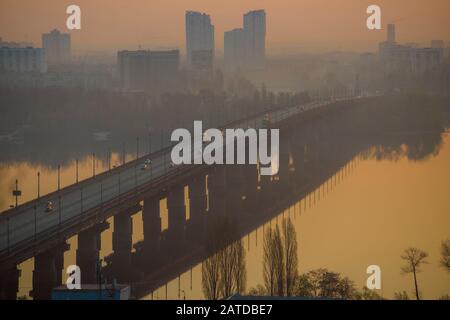 Blick auf Kiew bei Sonnenaufgang mit der Brücke über den Fluss Dnipro Stockfoto
