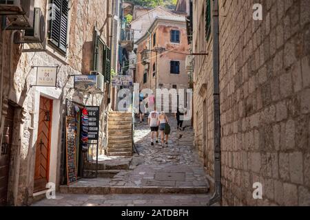 Montenegro, 16. September 2019: Blick auf eine typische enge Kopfsteinpflasterstraße der Kotor-Altstadt Stockfoto