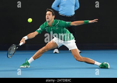 Melbourne, Australien. Januar 2020. Der 2. Seed NOVAK DJOKOVIC (SRB) im Spiel gegen den 5. Seed DOMINIC THIEM (AUT) in der Rod Laver Arena im Herreneinzel Endspiel am 14. Tag der Australian Open 2020 in Melbourne, Australien. Sydney Low/Cal Sport Media/Alamy Live News Stockfoto