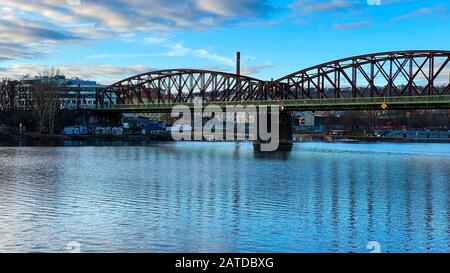 Eisenbahnbrücke über die Moldau, Prag, Böhmen. Stockfoto