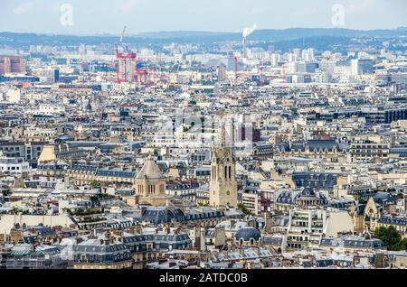 Panorama von Paris. Blick von oben auf die Stadt, bewölkt am Tag in Paris. Frankreich. Stockfoto