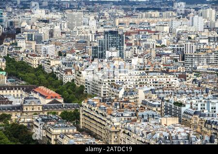 Panorama von Paris. Blick von oben auf die Stadt, bewölkt am Tag in Paris. Frankreich. Stockfoto